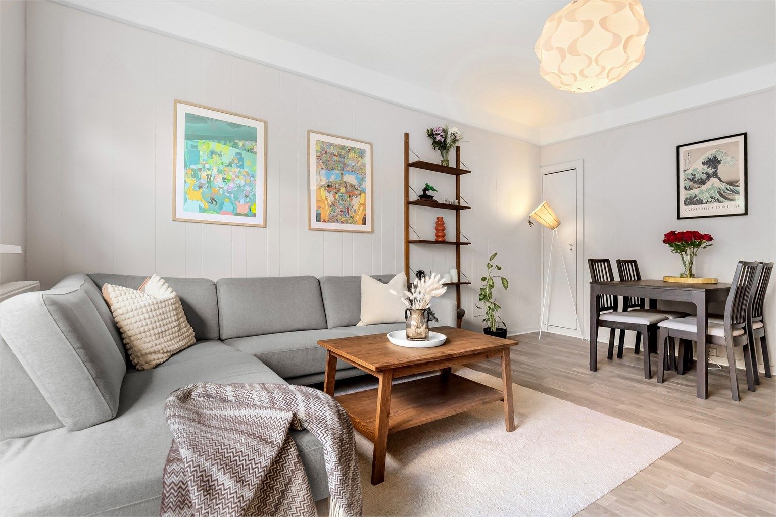 Her er det plass til både sofagruppe og spisebord, og rommet innbyr til hyggelige stunder