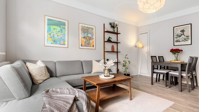 Her er det plass til både sofagruppe og spisebord, og rommet innbyr til hyggelige stunder