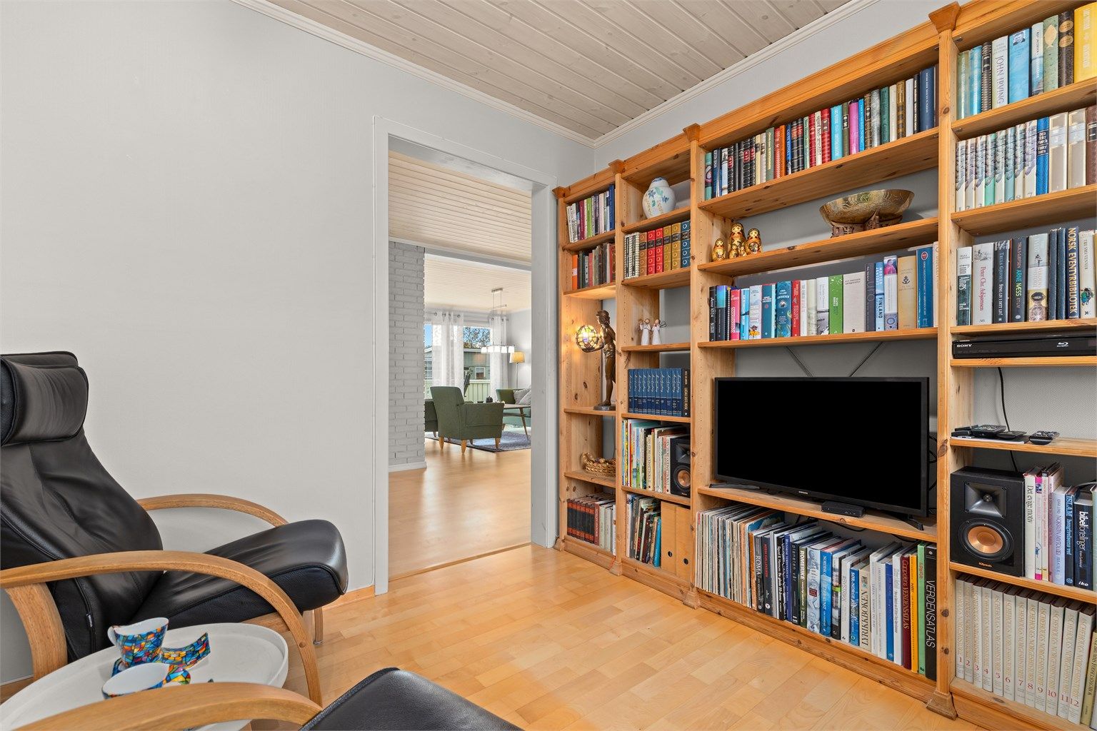 Tv stue med utgang til balkong med kveldssol. Etablering av dette rommet er ikke omsøkt og er heller ikke godkjent slik det fremstår.