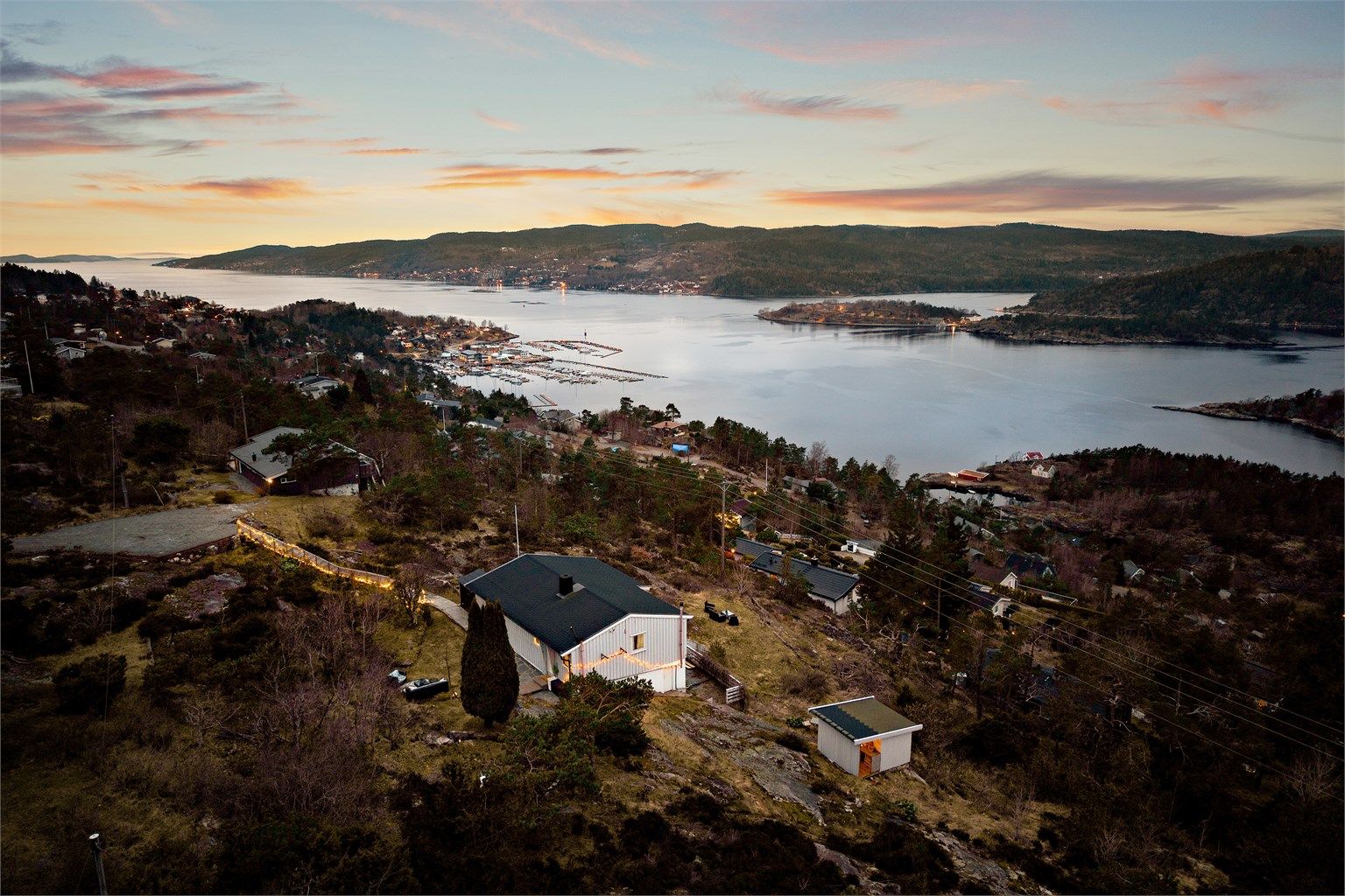 Eiendommen har en sjelden og høy beliggenhet i Gylteåsen, med 180-graders panoramautsikt over Oslofjorden.