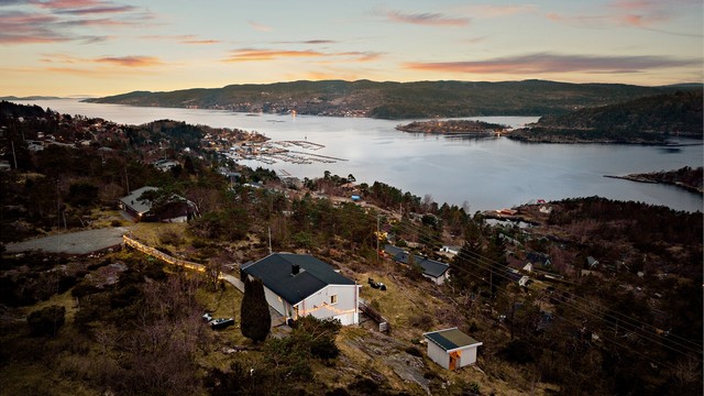 Eiendommen har en sjelden og høy beliggenhet i Gylteåsen, med 180-graders panoramautsikt over Oslofjorden.