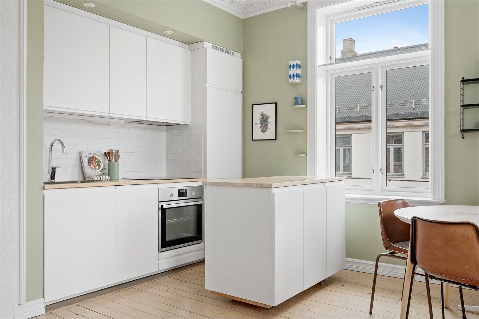 Pent kjøkken med integrerte hvitebarer