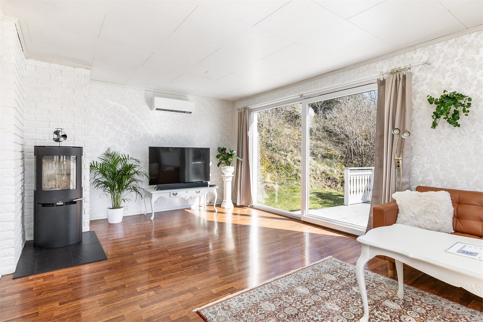 I stuen er ny vedovn montert i senere år, varmepumpen for omkring 10 år tilbake.