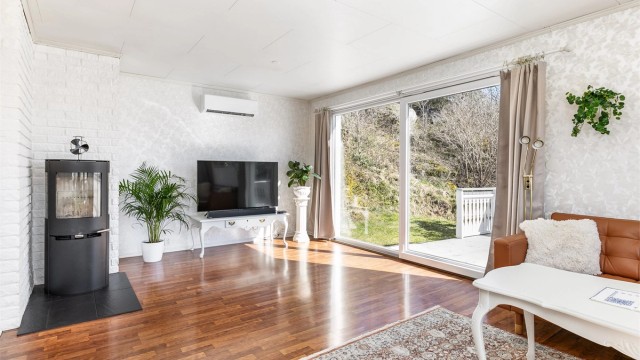 I stuen er ny vedovn montert i senere år, varmepumpen for omkring 10 år tilbake.