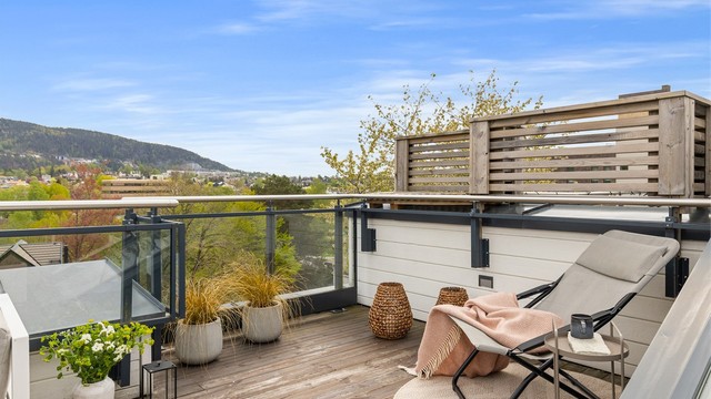 Det er flotte muligheter til å pynte med diverse beplantning, potter og lykter for å sette et eget preg på uteplassene