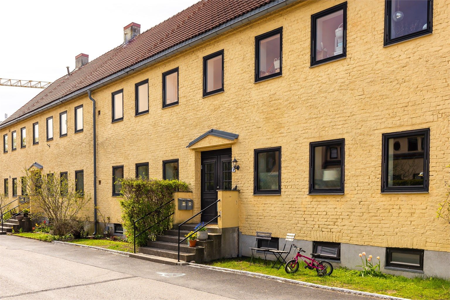 Hagebyen preges av frodige hager, flott bebyggelse, skjermet fra trafikkstøy og med hyggelige naboer.