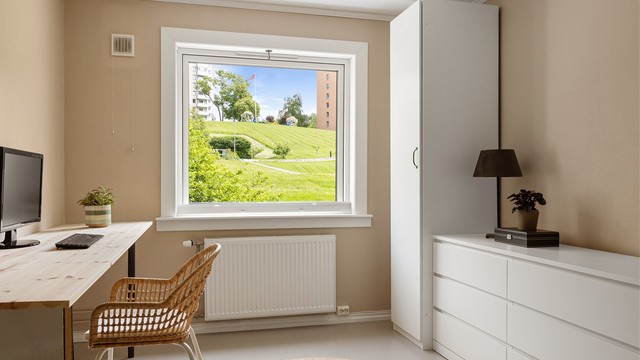 Et lyst og fleksibelt rom som passer perfekt som barnerom, gjesterom eller hjemmekontor.