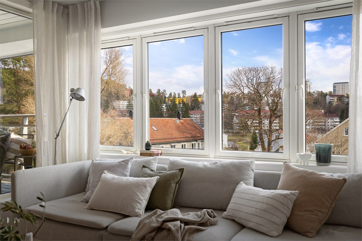 Det første som møter deg er store vindusflater og vidstrakt utsikt over området