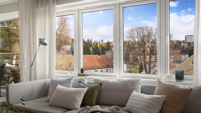 Det første som møter deg er store vindusflater og vidstrakt utsikt over området