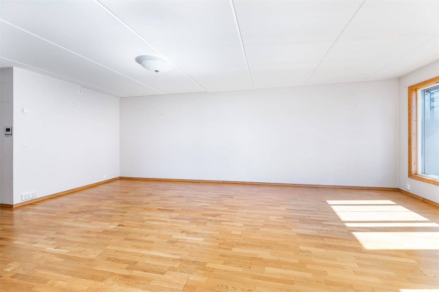 Stuen er på det meste hele syv meter lang og enkel å møblere. Gulvet er av parkett, som i alle øvrige rom utenom badet.