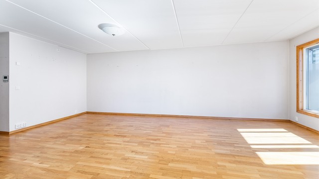 Stuen er på det meste hele syv meter lang og enkel å møblere. Gulvet er av parkett, som i alle øvrige rom utenom badet.