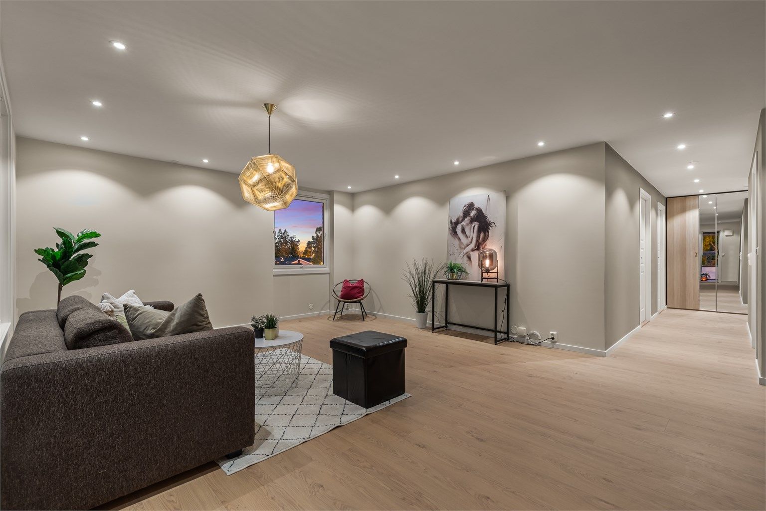 Store deler av leiligheten har downlights i himlingen, installert i 2026.