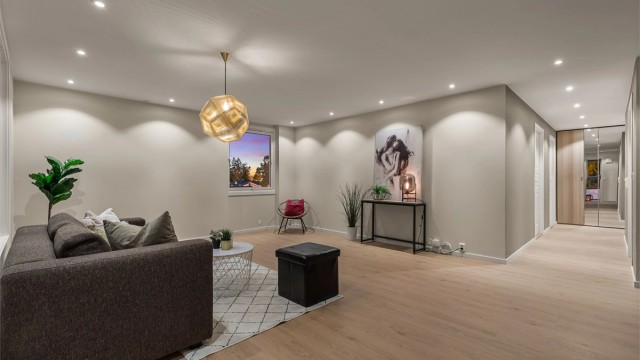 Store deler av leiligheten har downlights i himlingen, installert i 2026.
