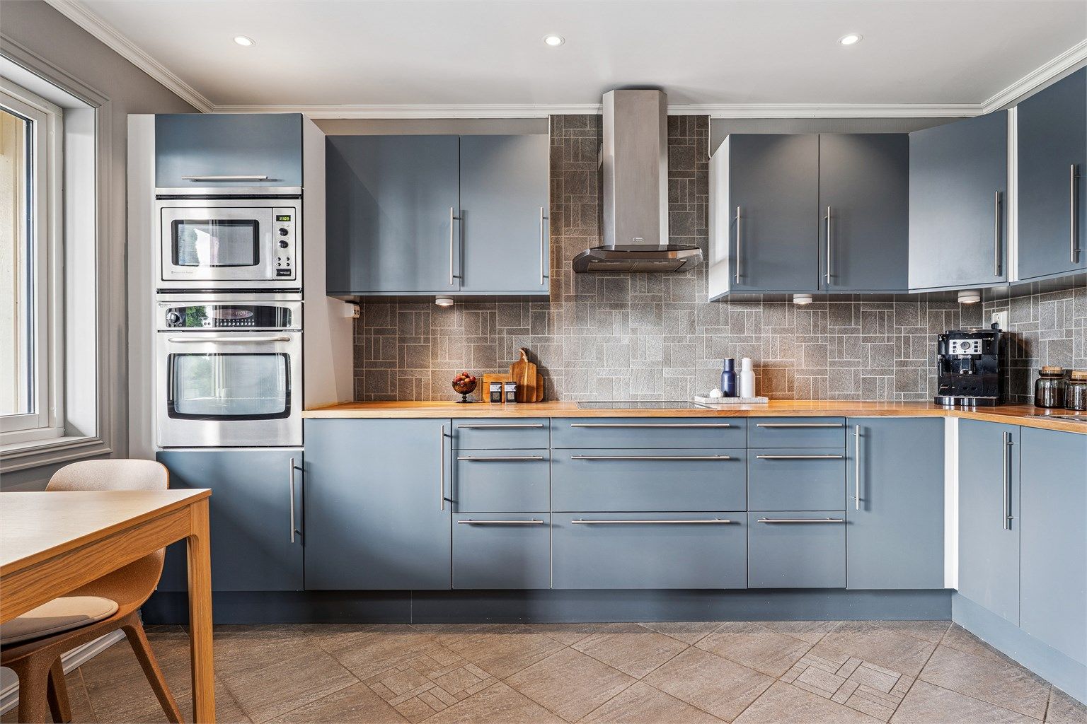 Kjøkken med en tidløs og fin innredning, integrerte hvitevarer. 