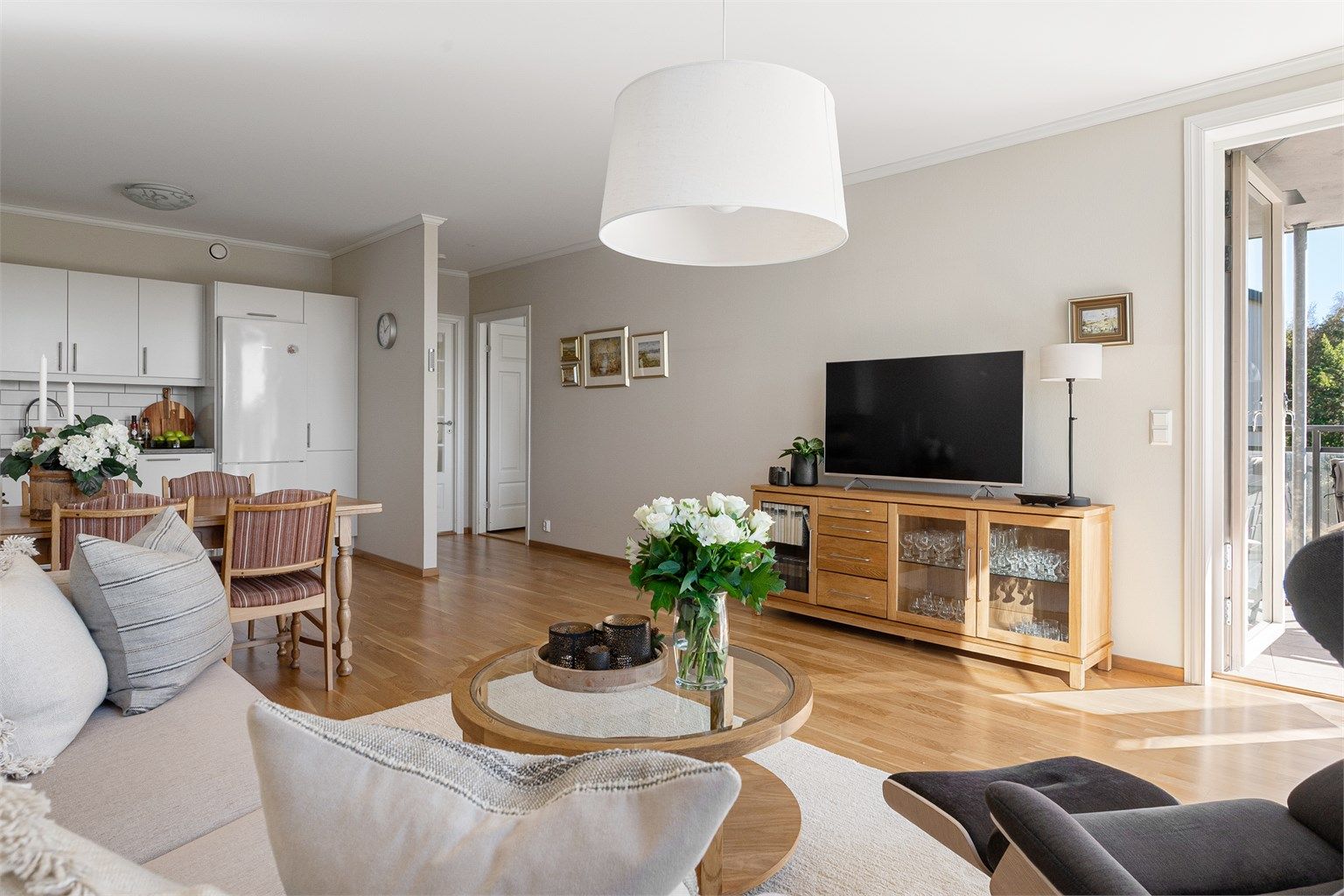 Stuen har en moderne, åpen løsning