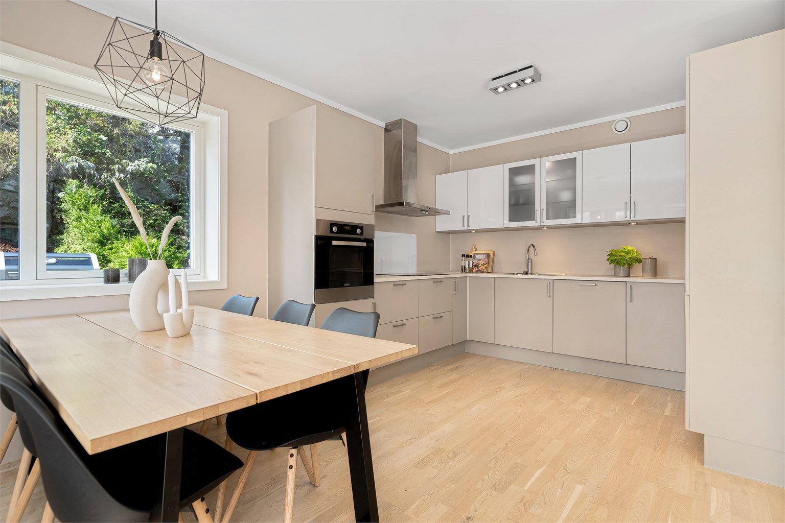 Kjøkkenet er romslig og er fra HTH kjøkken. 