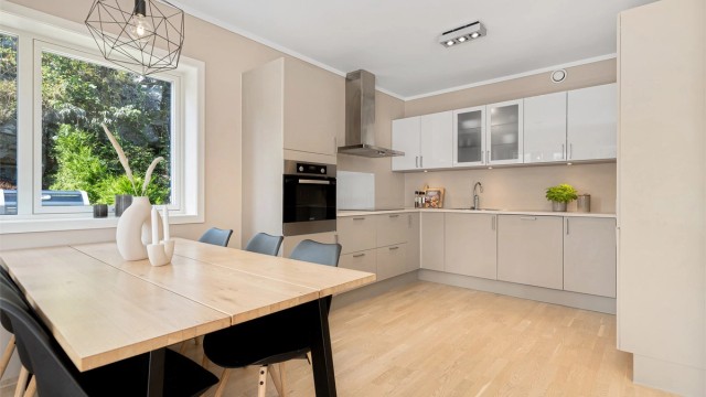 Kjøkkenet er romslig og er fra HTH kjøkken.