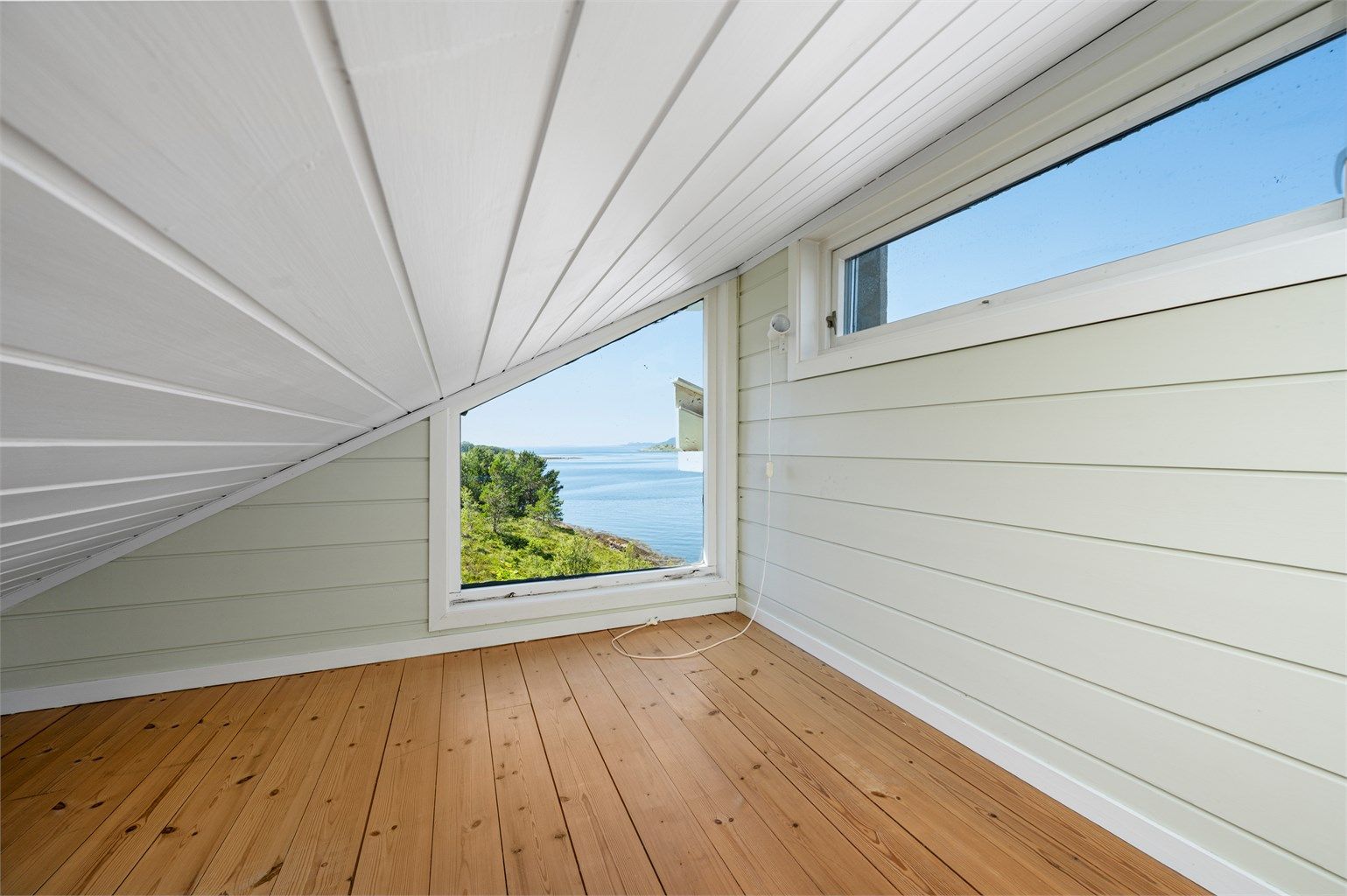 Hytta har til sammen tre hemser uten målbart areal. Disse befinner seg over de tre soverommene og vindfanget.
