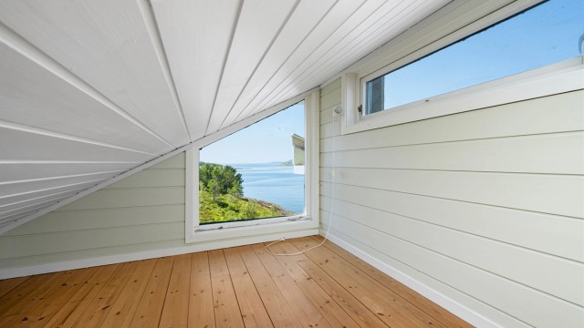 Hytta har til sammen tre hemser uten målbart areal. Disse befinner seg over de tre soverommene og vindfanget.