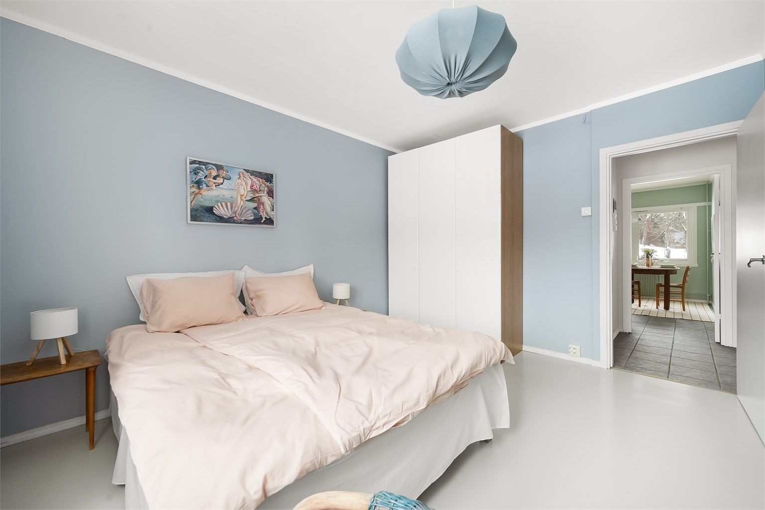 Rommet har garderobeskap for effektiv oppbevaring.