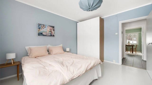 Rommet har garderobeskap for effektiv oppbevaring.