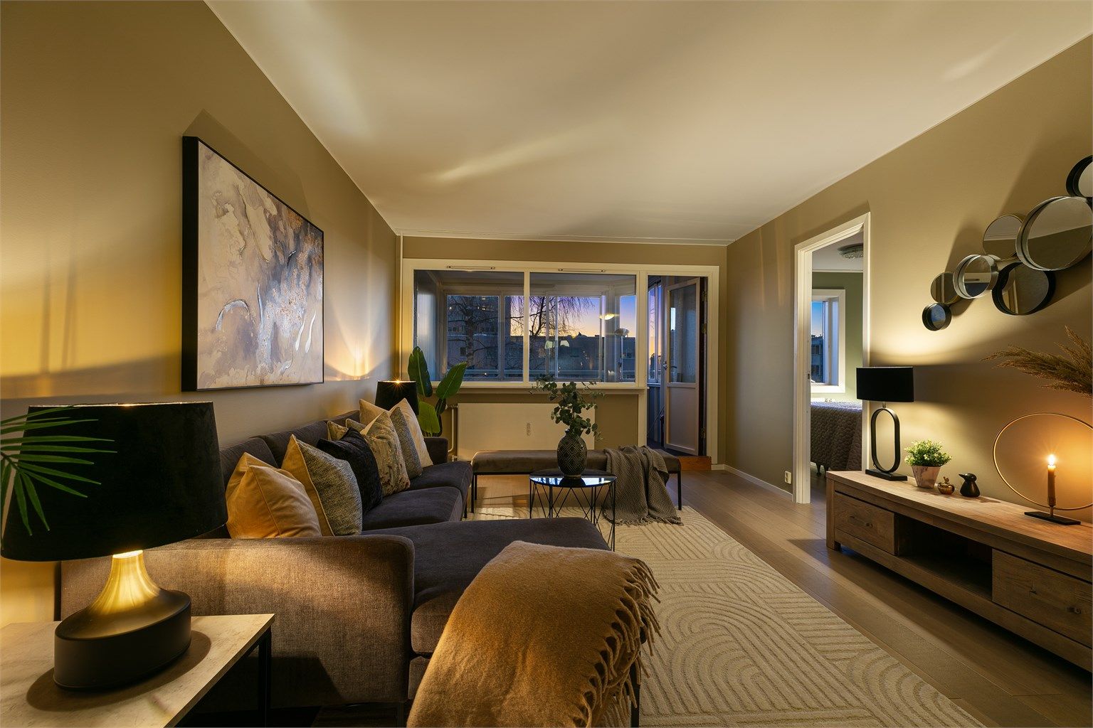 Fra stuen er det utgang til en innglasset balkong på 11 kvm – en forlengelse av oppholdsrommet som kan nytes store deler av året.  
