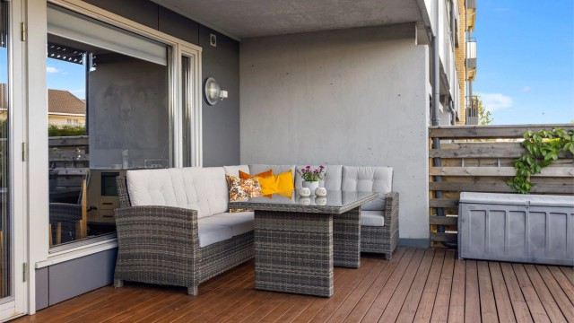 Stor markterrasse på 36 m², hvorav 16 m² er overbygget.