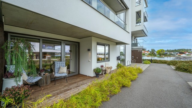 Leilighetens andre uteplass gir mulighet for sitteplasser på østsiden av bygget.