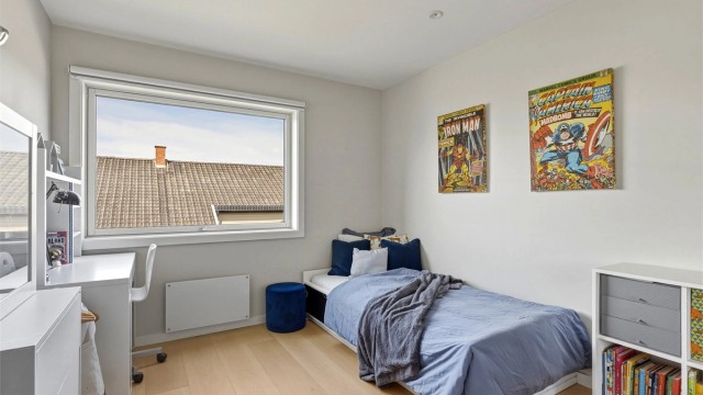 Soverom 2 har også god størrelse, med god plass til arbeidspult og seng