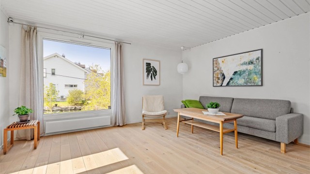 De store vindusflatene gir mye naturlig lys inn til rommet og et fint utsyn mot hagen