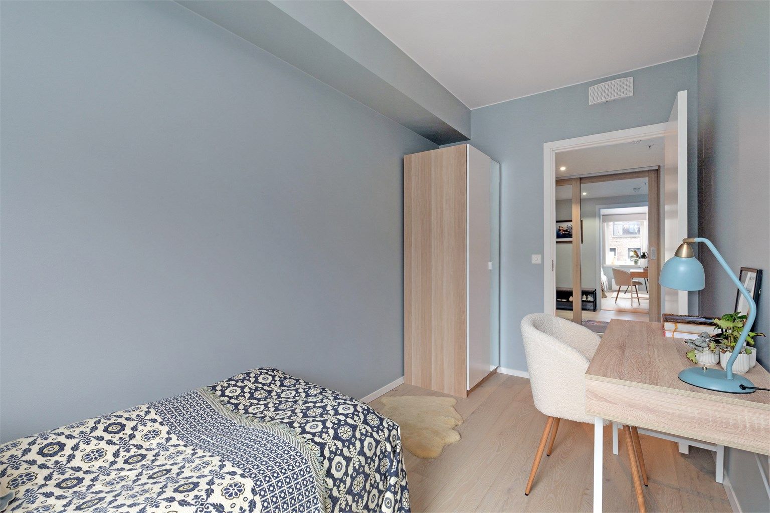 Medfølgende garderobeskap på soverom 2