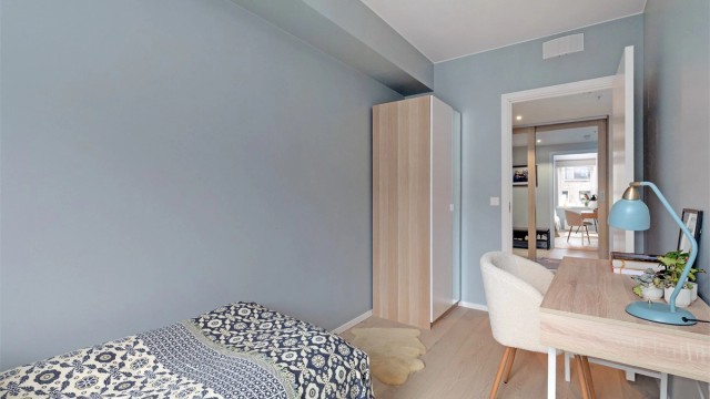 Medfølgende garderobeskap på soverom 2