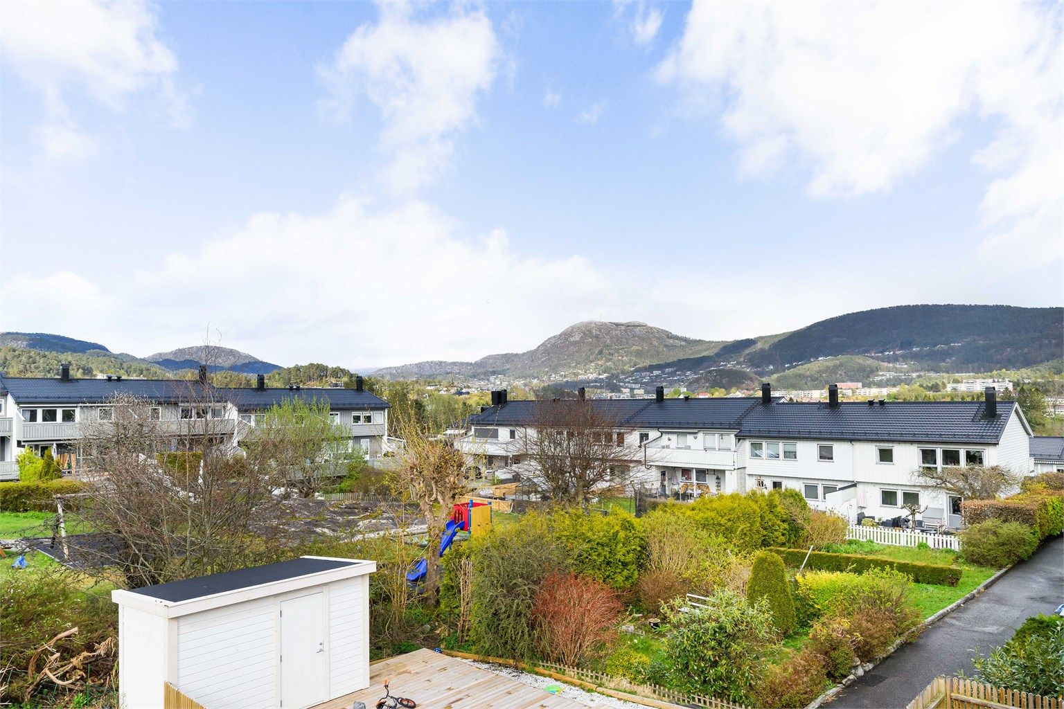 Legg merke til den nydelige utsikten fra en av husets altaner. Denne med tilkomst fra kjøkkenet.