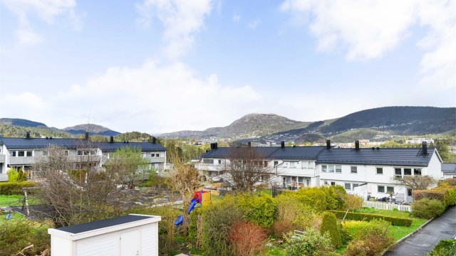 Legg merke til den nydelige utsikten fra en av husets altaner. Denne med tilkomst fra kjøkkenet.