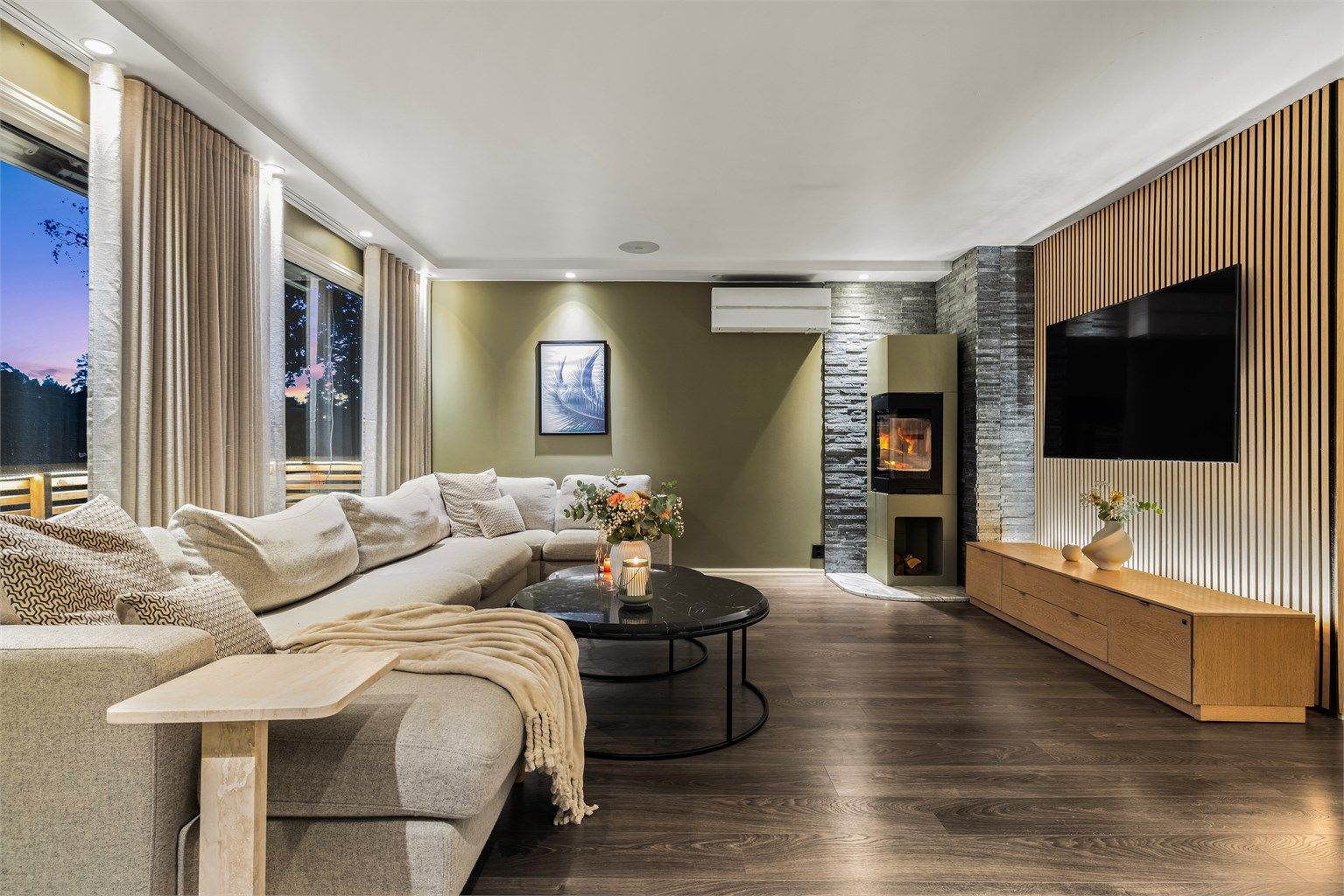 Nytt og elegant ildsted ble installert i stuen i forbindelse med oppussing, ny varmepumpe i 2019.