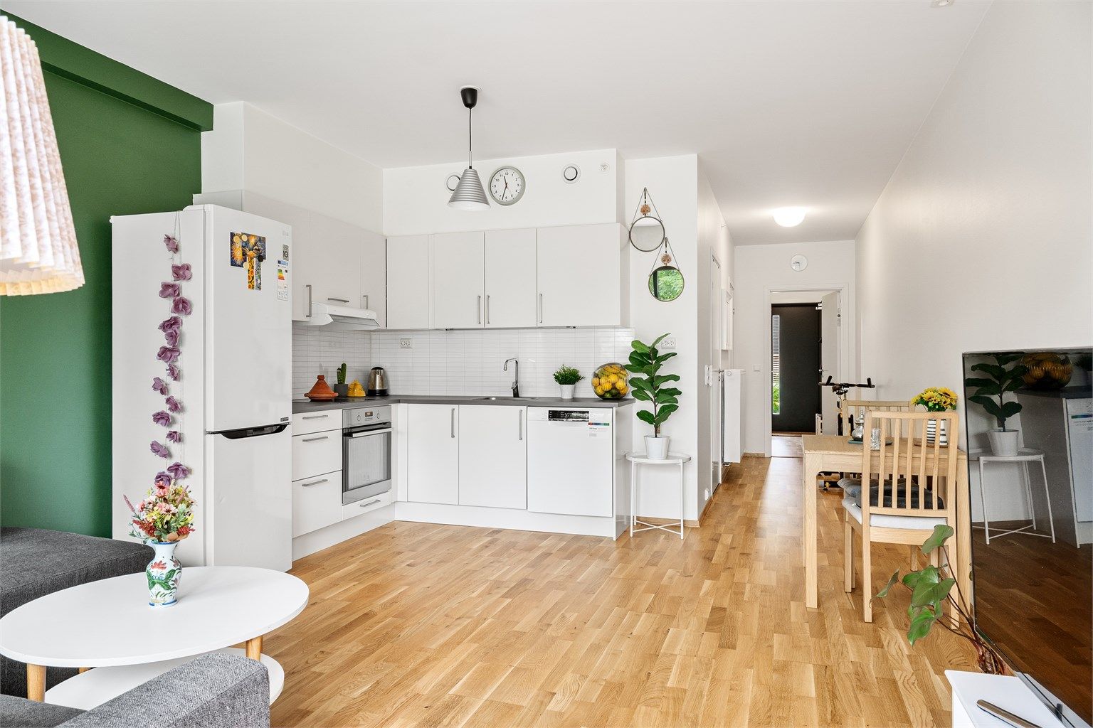 Åpen stue- og kjøkkenløsning.