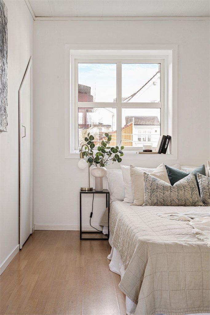 Soverom med kott i vegg. 