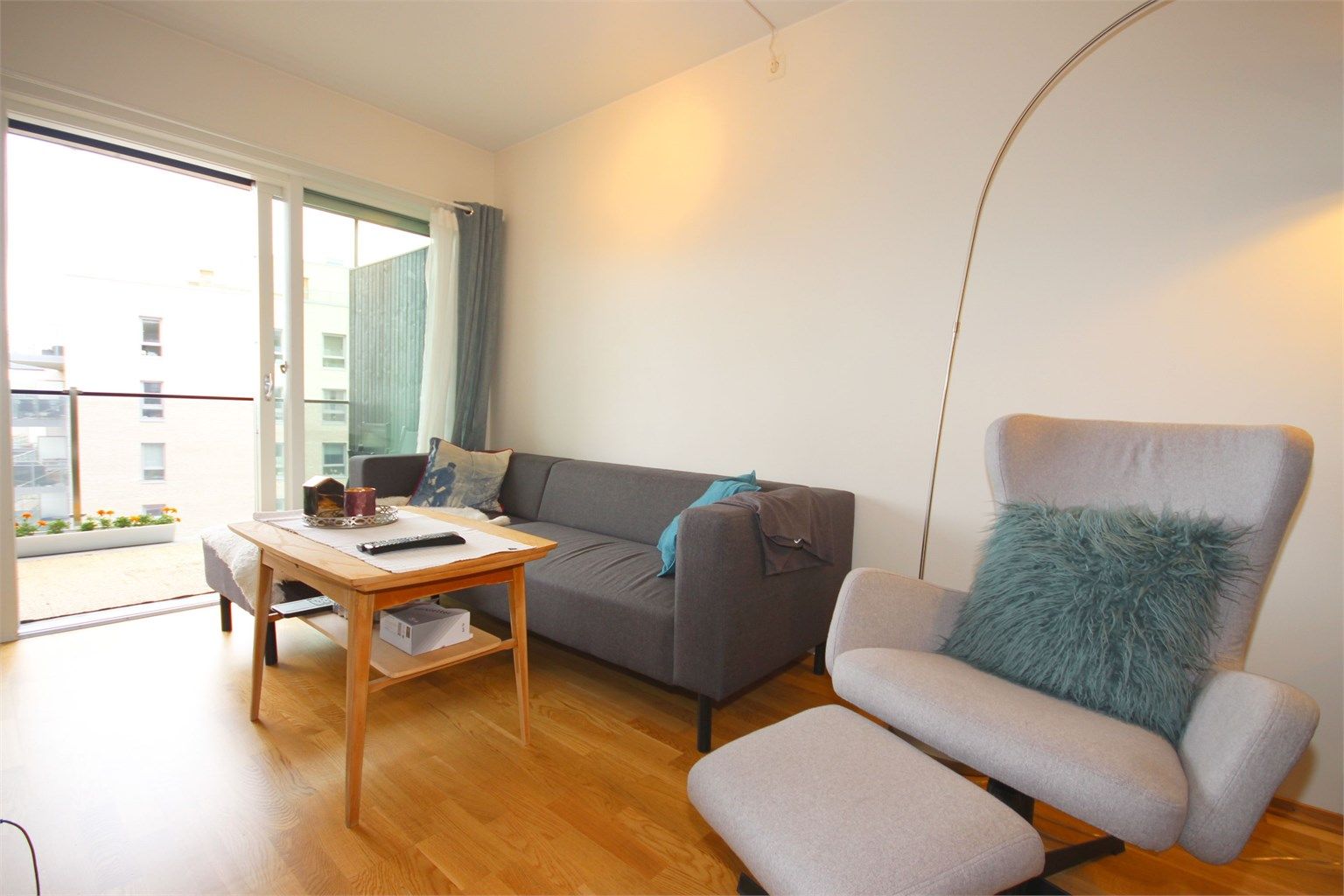 Stue med utgang til balkong.