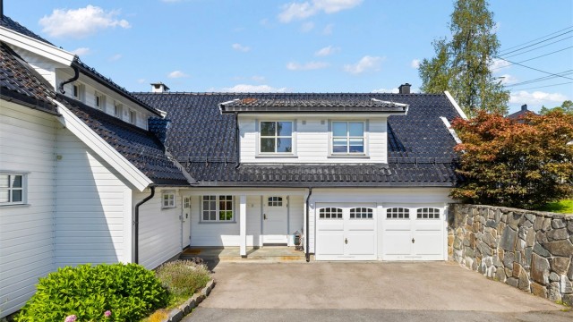 Integrert i 1. etasje ligger stor dobbelgarasje på ca. 34 kvm med direkte innvendig adkomst fra garasjen til boligen