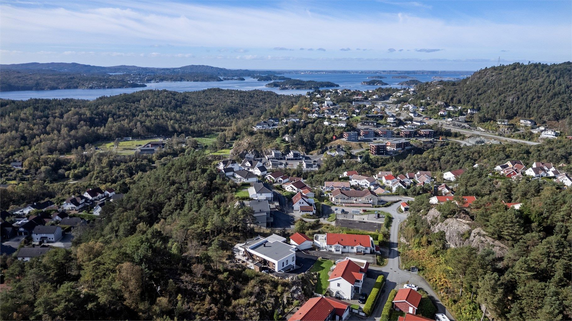 Nydelig og skjermet område. Supersentralt på Askøy. Kun 15 minutter med bil til Bergen sentrum