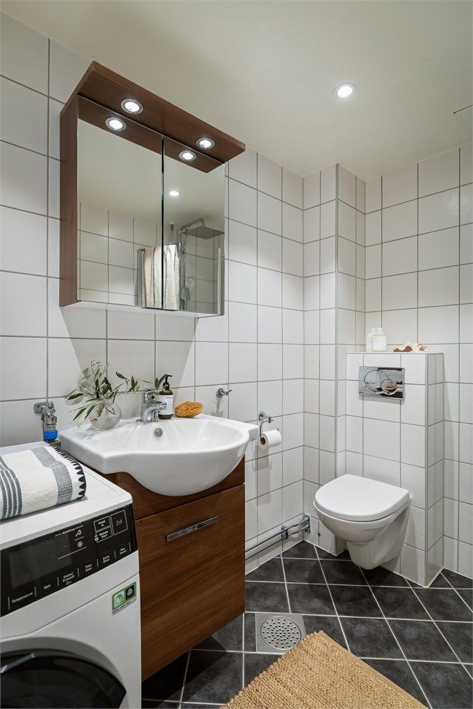 Et pent, flislagt bad med varmekabler, nye LED-downlights i himling og opplegg for vaskemaskin (AEG vaskemaskin fra 2023 medfølger)