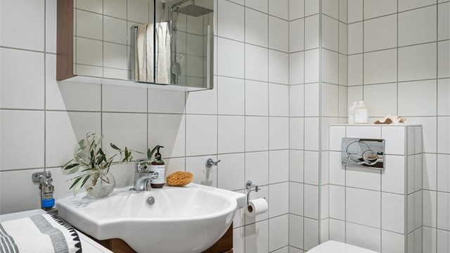 Et pent, flislagt bad med varmekabler, nye LED-downlights i himling og opplegg for vaskemaskin (AEG vaskemaskin fra 2023 medfølger)