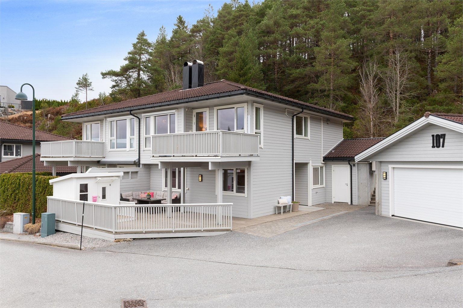 En velholdt og attraktiv eiendom på Skåthaugen i Ålesund.