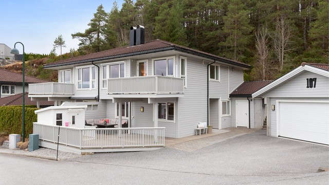 En velholdt og attraktiv eiendom på Skåthaugen i Ålesund.