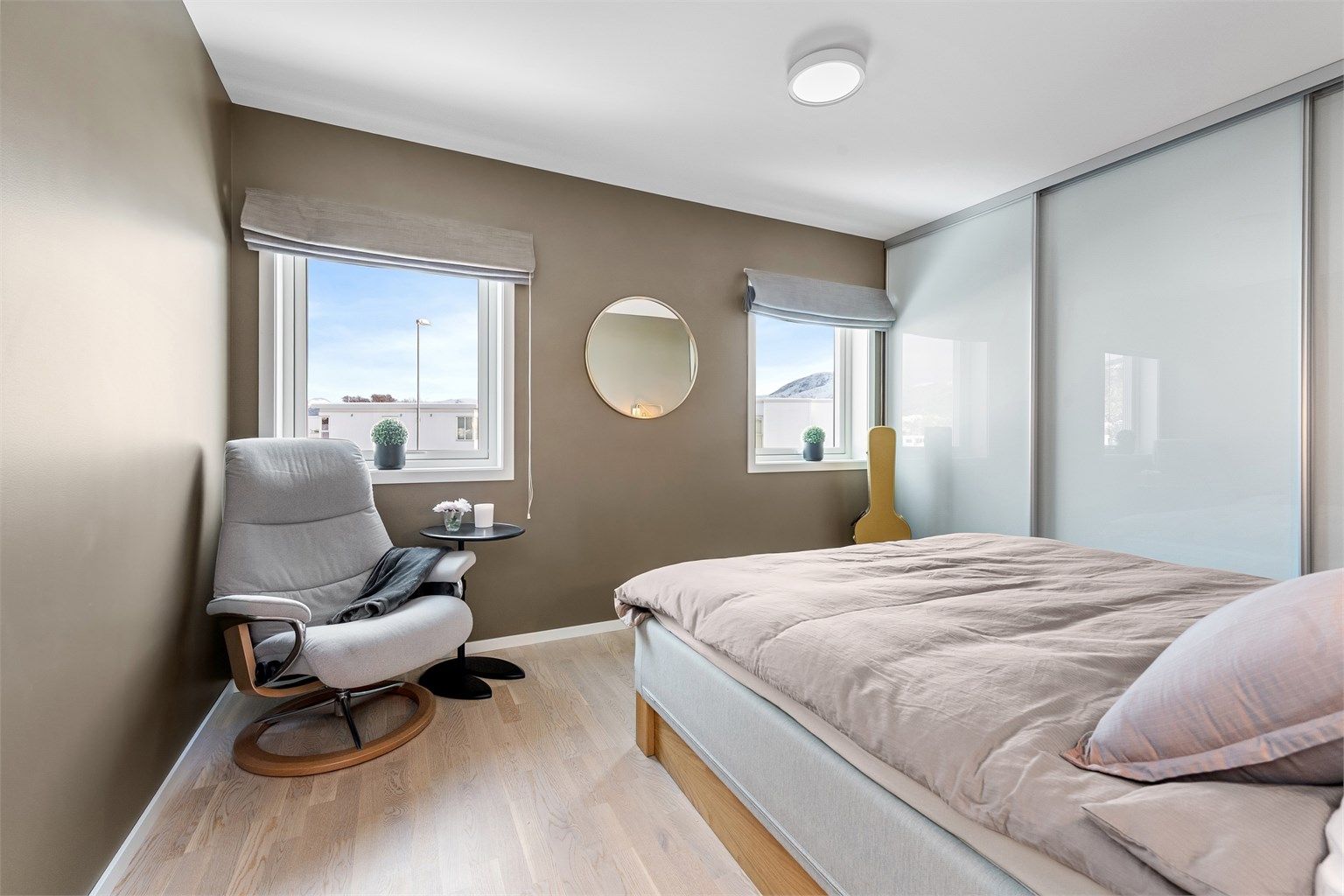 Boligen har tre soverom. Hovedsoverommet har god plass og en stor skyvedørsgarderobe.