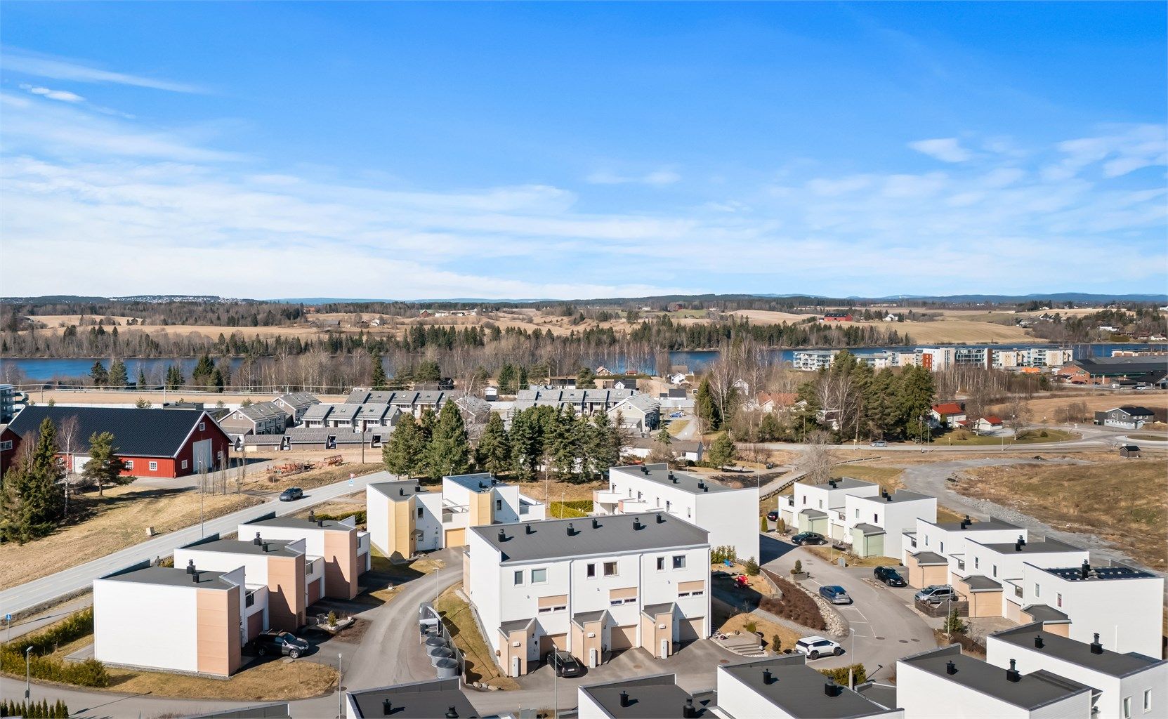 Her bor du med kort gangavstand til offentlig transport, samtidig som du har skog og mark rett utenfor døren.