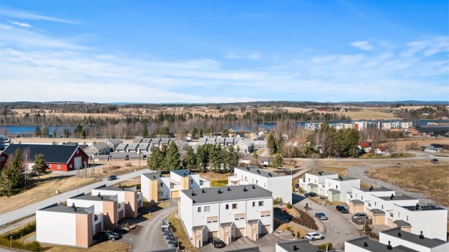Her bor du med kort gangavstand til offentlig transport, samtidig som du har skog og mark rett utenfor døren.