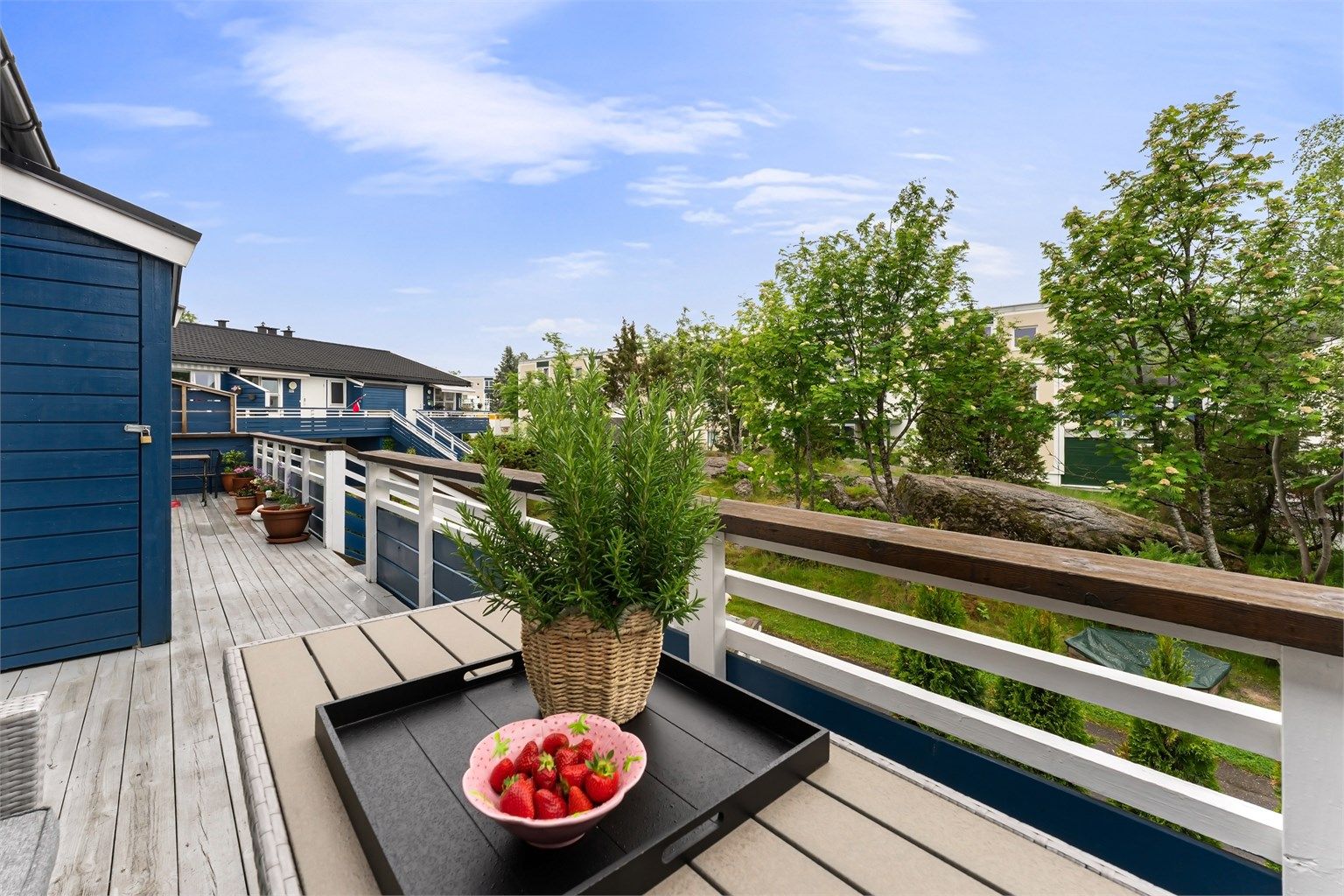 Ved entréen finner du en hyggelig sydvestvendt terrasse på 8 kvm. Her har du også en praktisk utebod