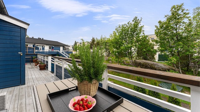 Ved entréen finner du en hyggelig sydvestvendt terrasse på 8 kvm. Her har du også en praktisk utebod