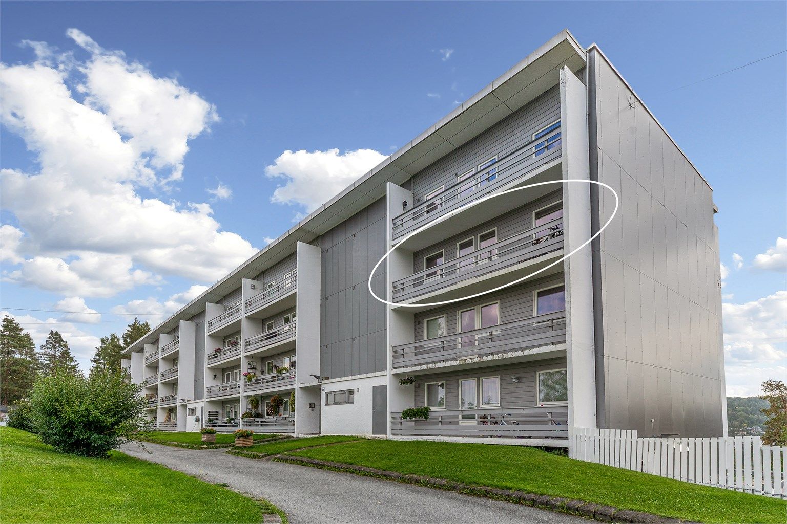 Endeleiligheten ligger i 3.etg har har balkong på begge sider